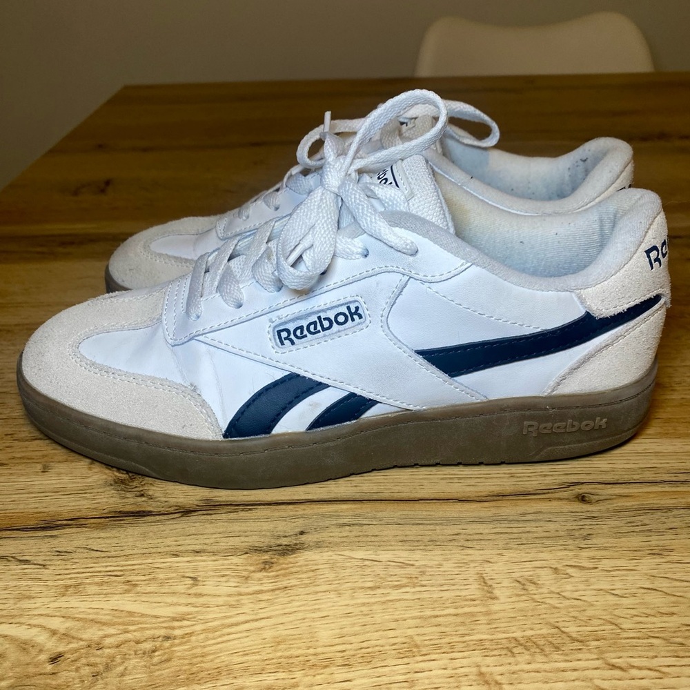 Reebok Classic Sneakers – White & Navy | Unisex | Like New | W8.5/M7